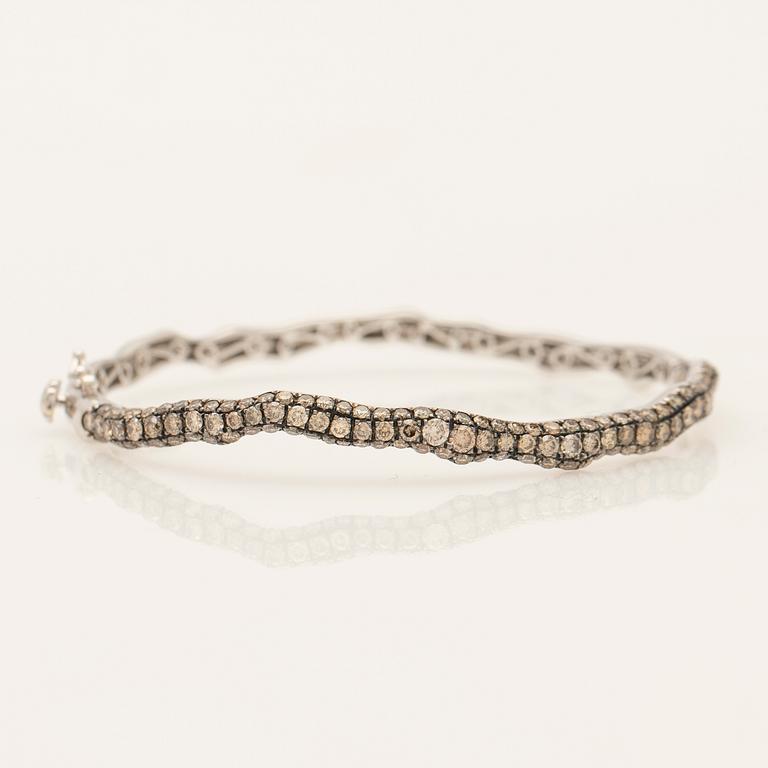 Bracelet, set with brilliant-cut diamonds and white gold.