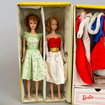 Barbie (4 st) och Skipper (2 st) samt Ken (2 st) i garderober med kläder, Mattel, 1960-tal
För värdering och försäljning.