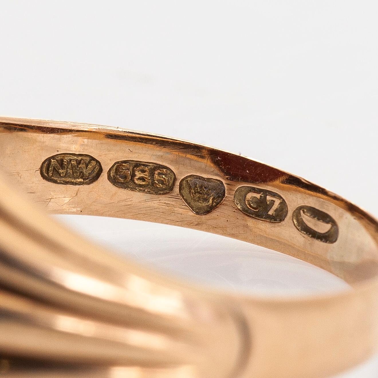 Ring, 14K guld med en oval sard sten, Westerback, Helsingfors 1956.