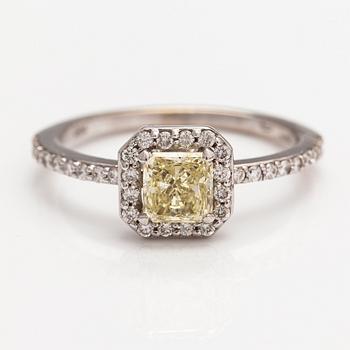 An 18K white god ring with diamonds ca. 0.87 ct in total. ITD, Espoo.