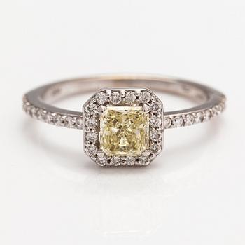 Ring, 18K vitguld, diamanter ca 0.87 ct tot. ITD, Esbo.