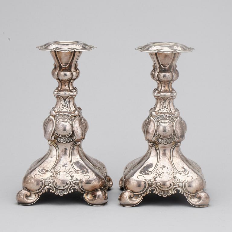 LJUSSTAKAR, ett par, nysilver, rokokostil, G.A.B, Stockholm, 1900-talets andra hälft.