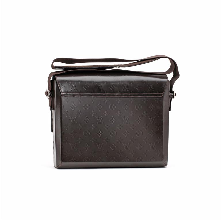 LOUIS VUITTON, a brown leather messanger bag with embossed logo.
