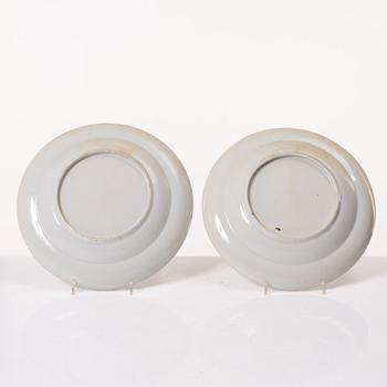 Tallrikar, ett par, porslin. Qingdynastin, Kanton, 1800-tal.