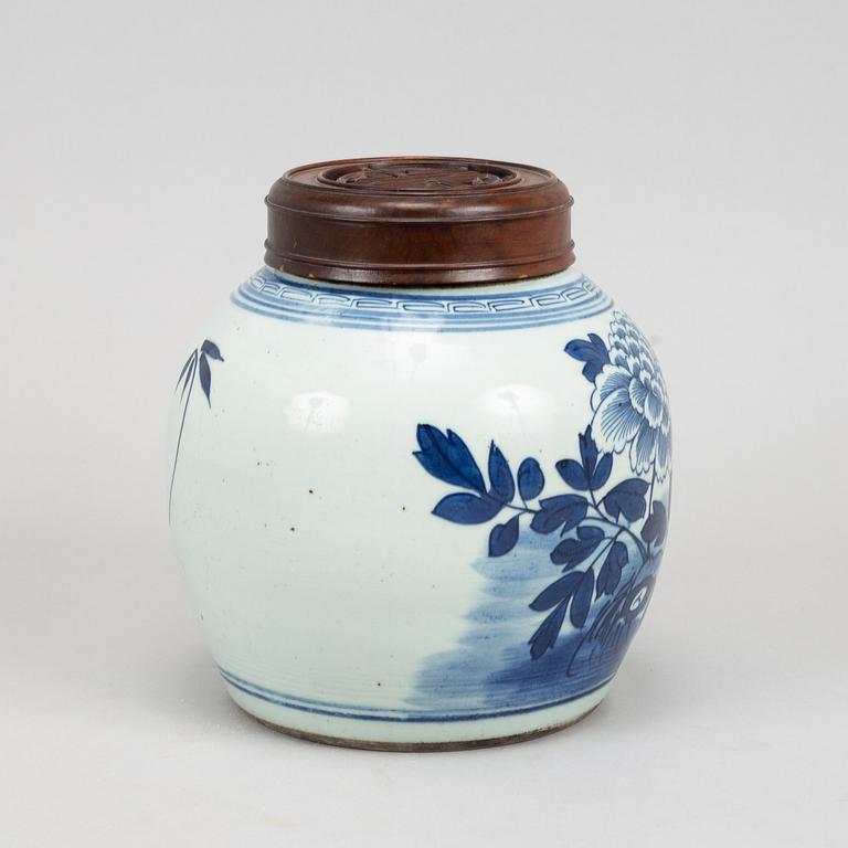 A pair of blue and white jars, Qing dynasty, 19th Century.