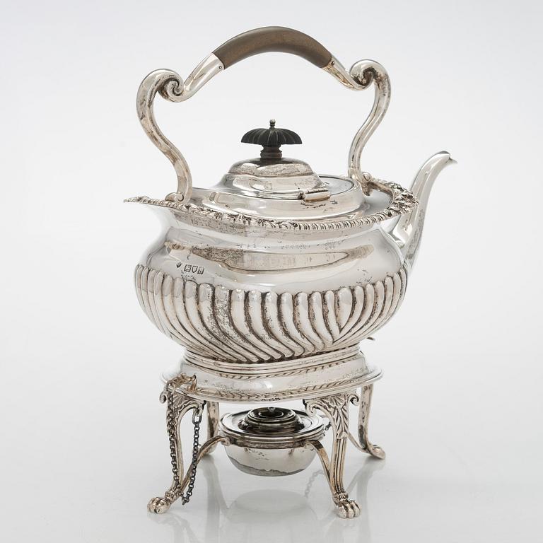 Teekannu lämmittimellä, sterlinghopeaa, Edward Barnard & Sons Ltd, Lontoo 1913.