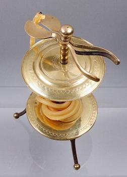 VAXSTAPELSTÄLL, mässing. Empire, 1800-talets första hälft.