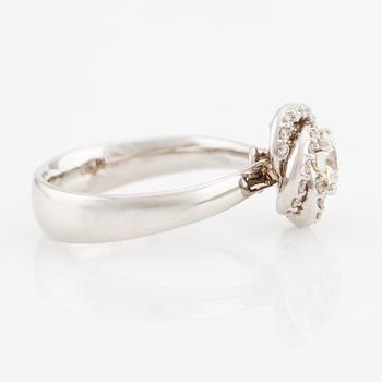 A ring in 18K white gold with round brilliant-cut diamonds.