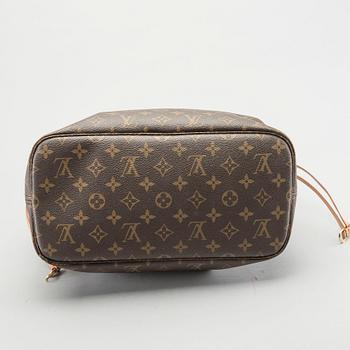 A Louis Vuitton Neverfull MM bag.