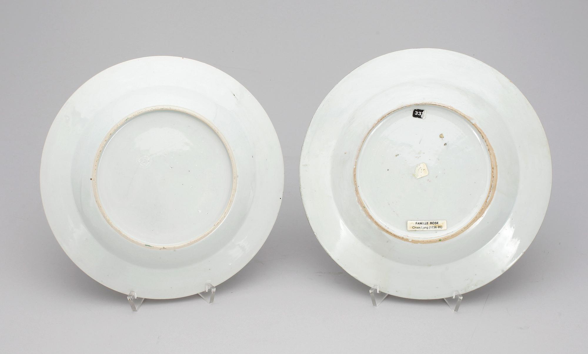 TALLRIKAR, 2 st, porslin, Kina. Qianlong, 1700-tal.