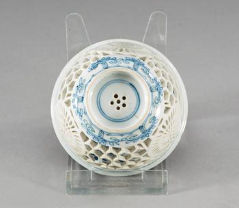 A blue and white cup, Qing dynasty, Kangxi (1662-1722).