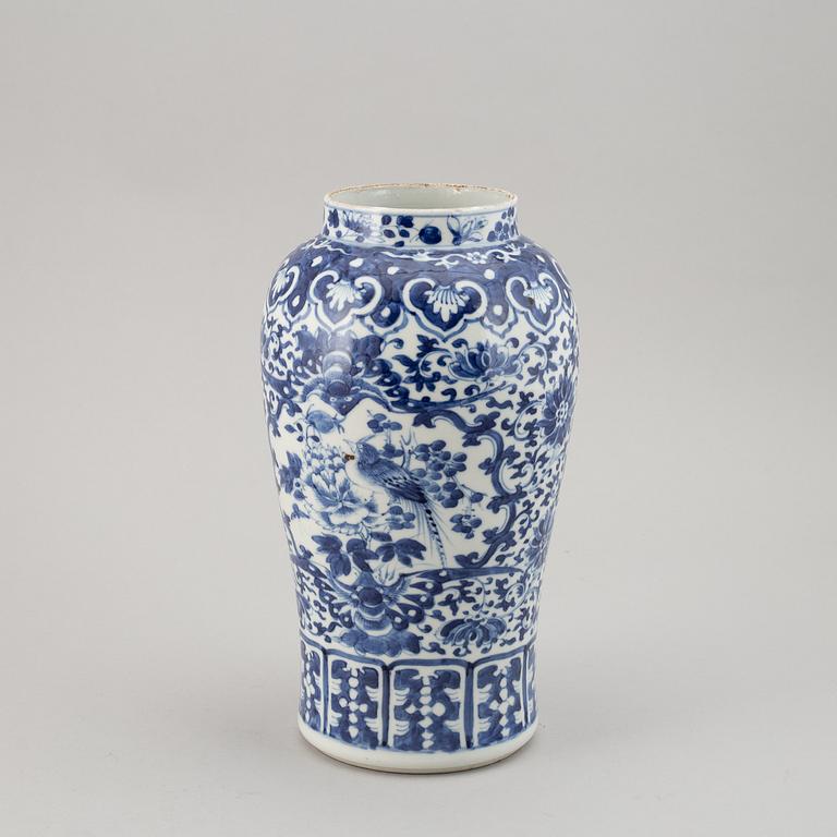 A blue and white vase, Qing dynasty, late 19th century.
