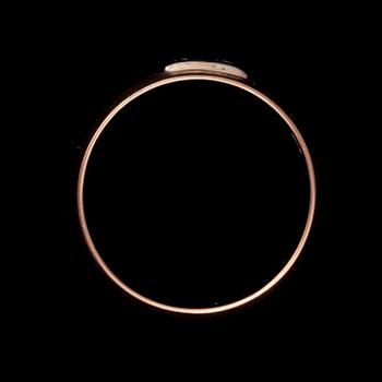 SORMUS, 56 kultaa, timantit. Venäjä. Paino n. 4,6 g. Kaiverrus vuodelta 1906.