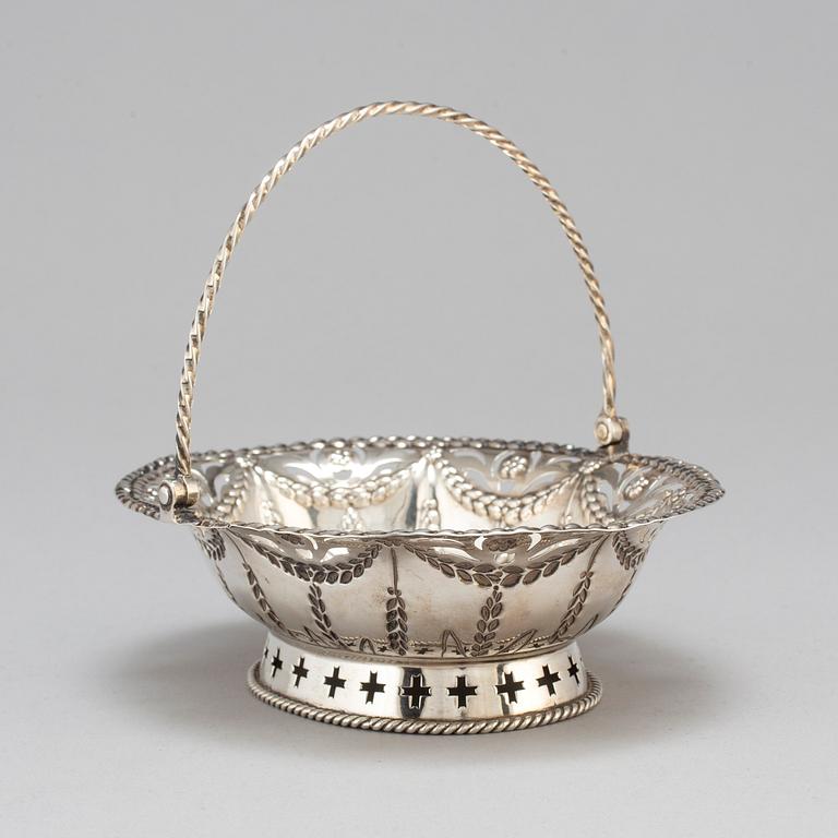 An English 18th century silver sweet meat basket, mark of Richard Meach, London 1773.