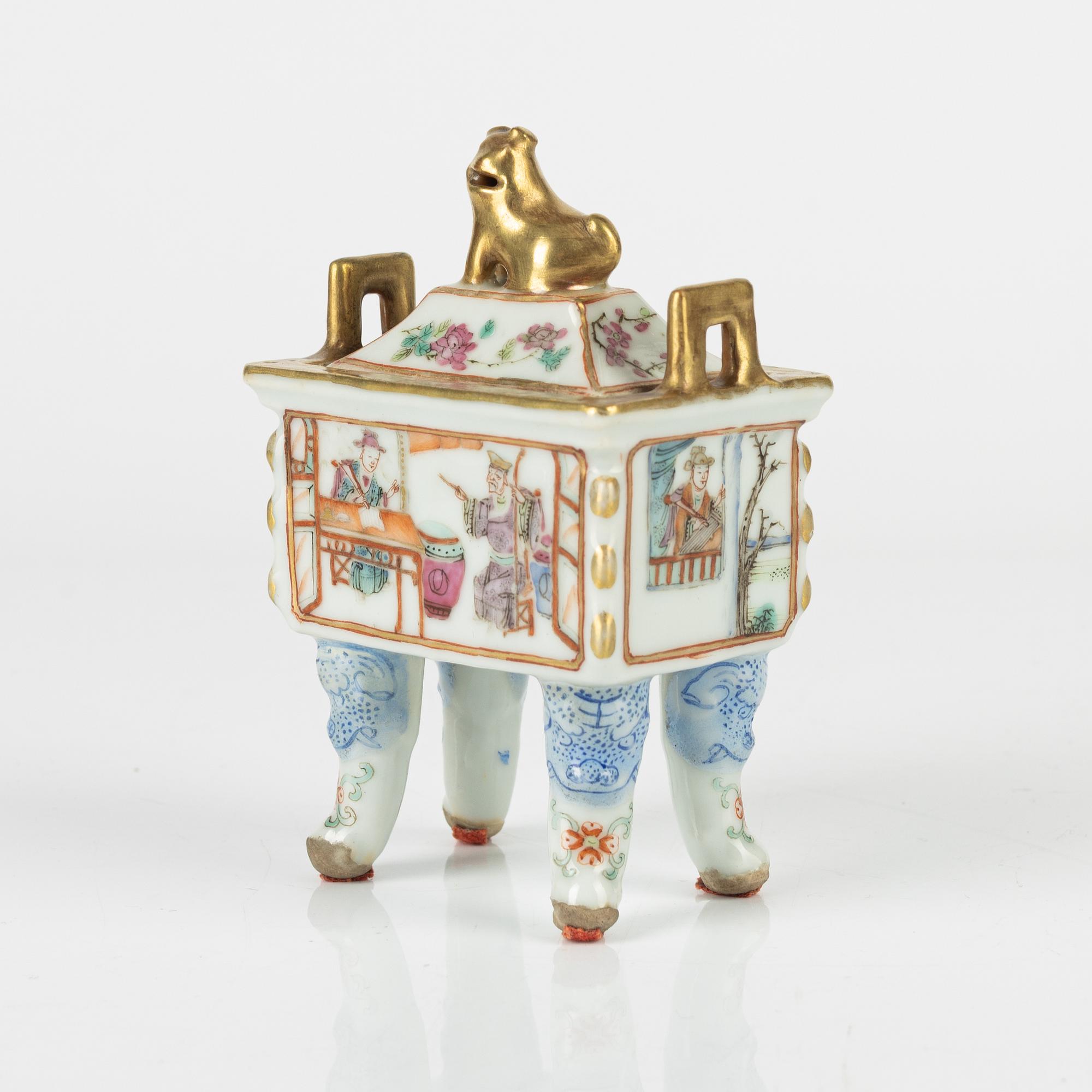 A small porcelain censer with cover, Qing dynasty, 19th Century.