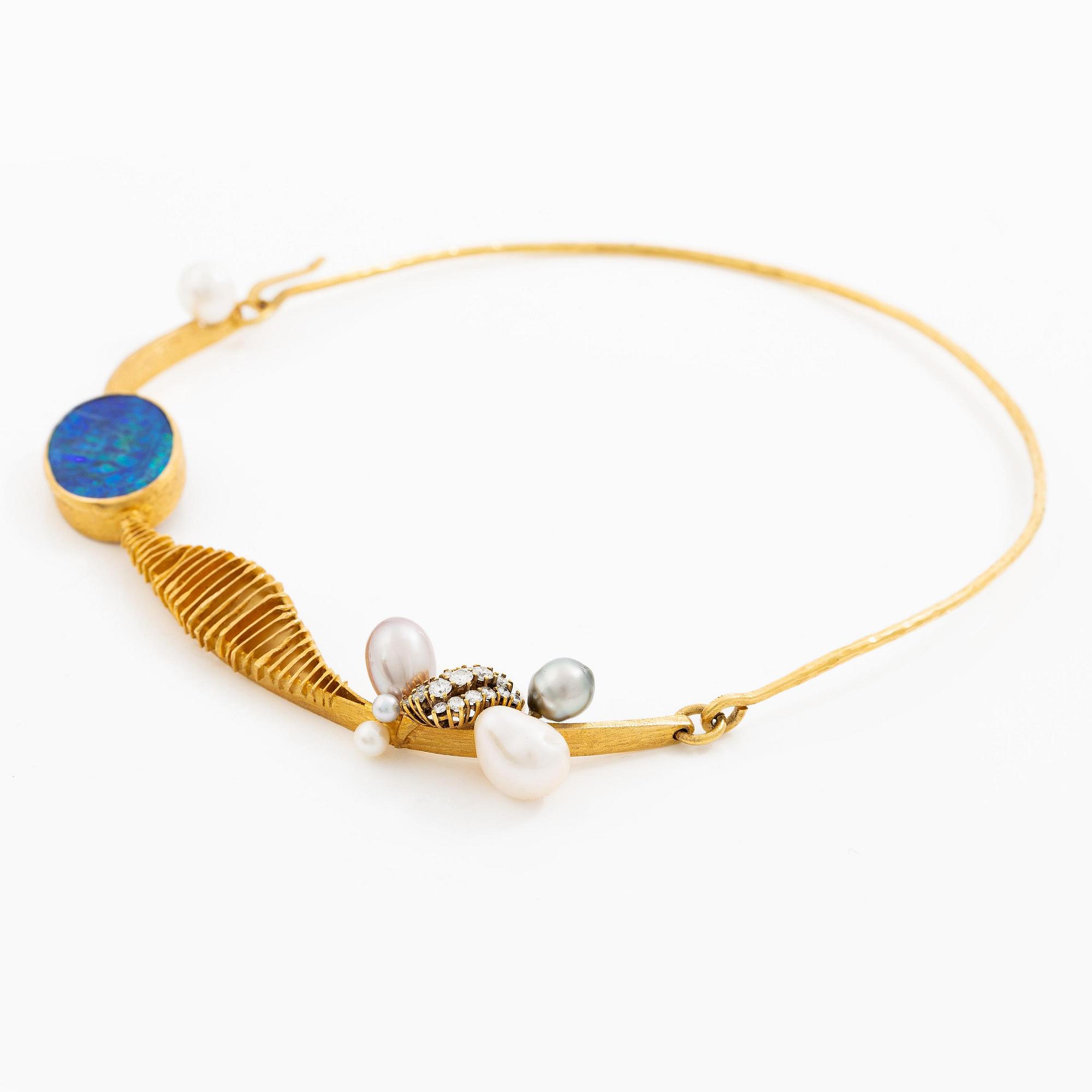 Karlheinz Sauer collier 18K guld och opal med odlade pärlor samt runda briljantslipade diamanter.