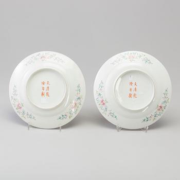 A pair of Chinese  famille rose 'mille fiori' porcelain dishes, early 20th century.