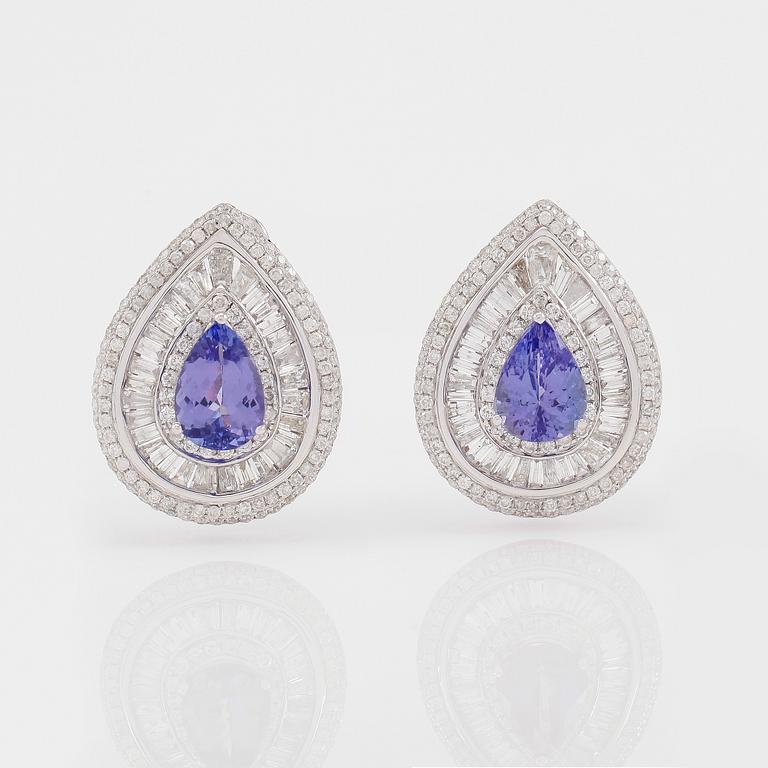 ÖRHÄNGEN, 1 par, 18K vitguld, diamanter tot ca 6.07 ct. och tanzaniter tot ca 6.41 ct.