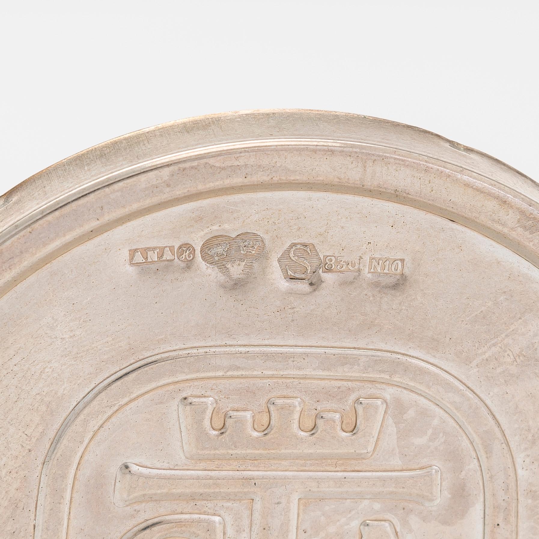 Savukekotelo, hopea, samorodok-tekniikka, Turku 1947 sekä nuuskapurkin kansi, ruotsalaiset leimat 1987.