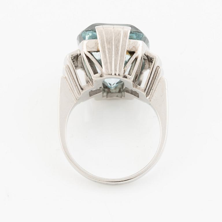 Cocktailring  18K vitguld med akvamarin och runda briljantslipade diamanter.