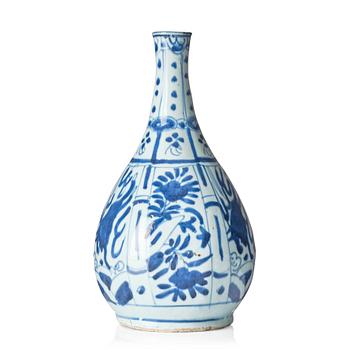 1147. A blue and white flask, Ming dynasty, Wanli (1572-1620).
