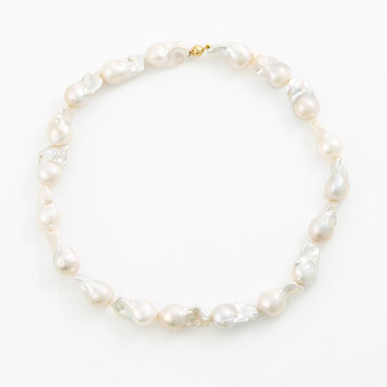Collier odlade barockformade sötvattenspärlor lås 18K guld.
