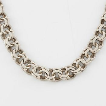 Necklace, graduated Bismarck link, silver.