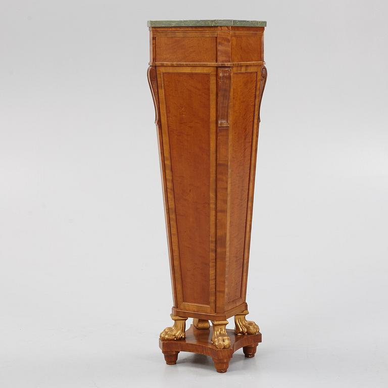 A Louis XVI-style pedestal, early 20th century.