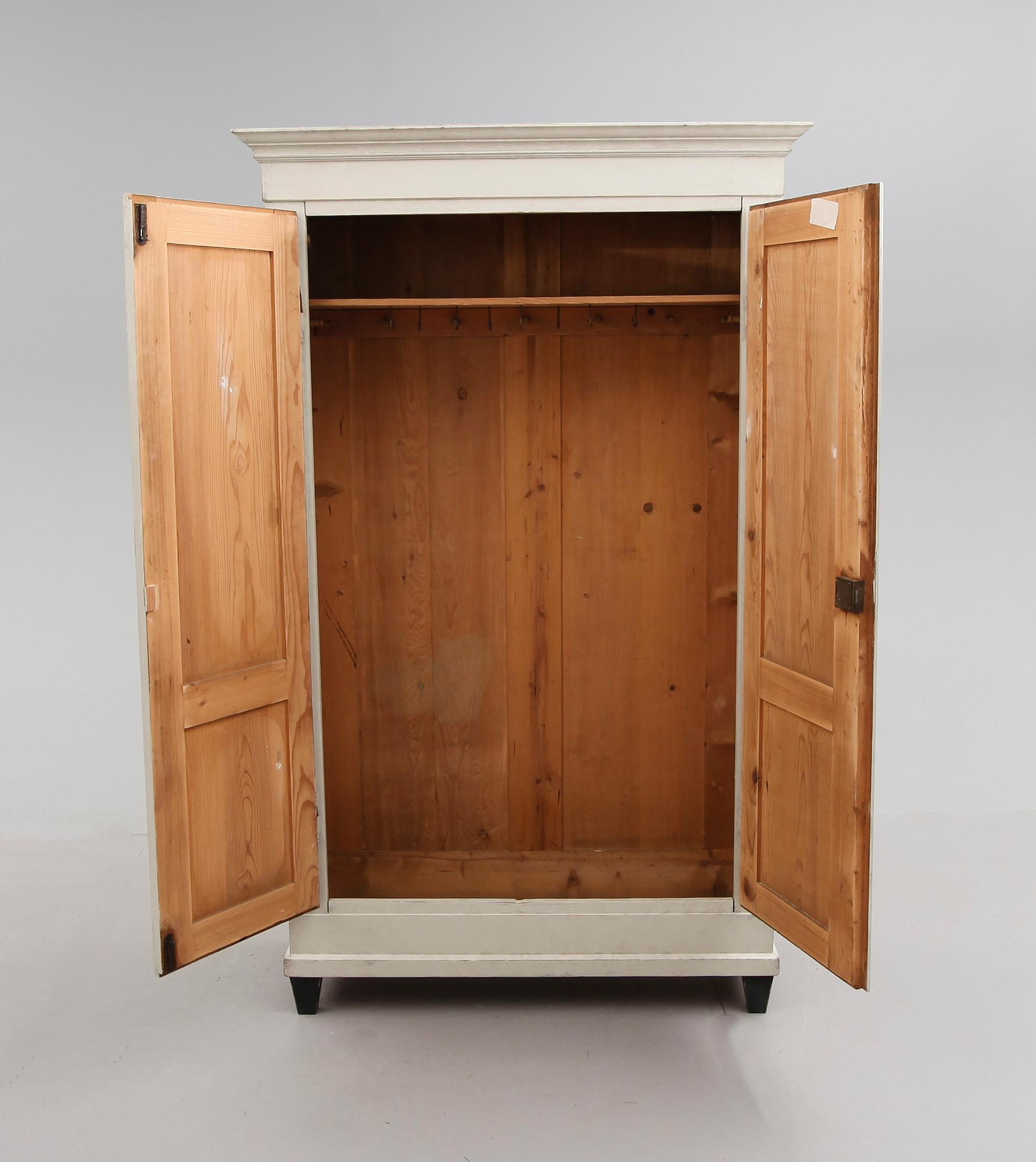 KLÄDSKÅP, 1900-talets första hälft.