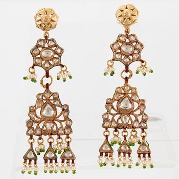 An Indian demi parure comprising a necklace and a pair of earrings.
