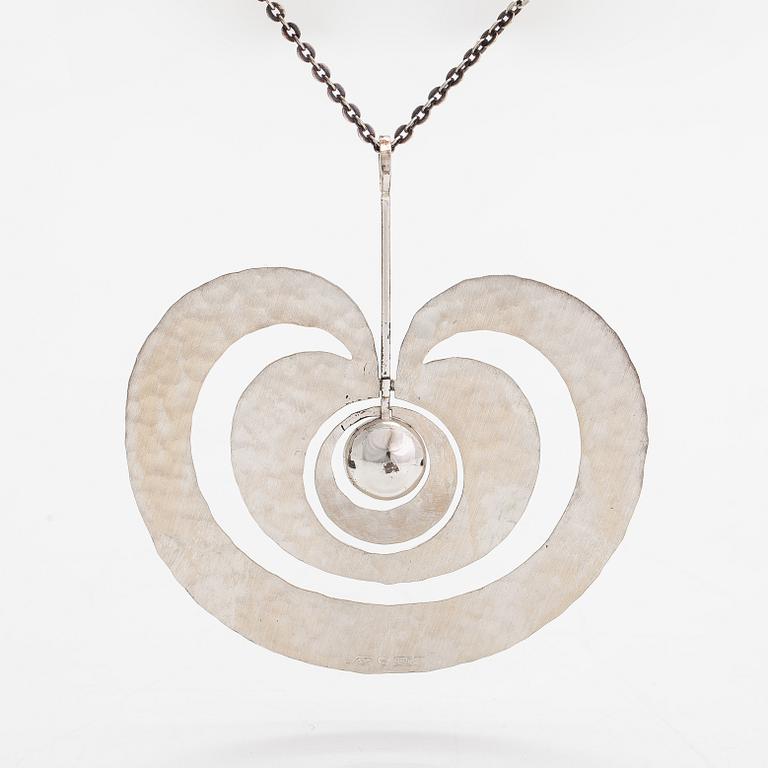 Tapio Wirkkala, halsband "Äpple", sterlingsilver, Kultakeskus, Tavastehus 1975.