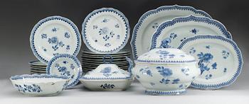 6. SERVIS, 28 delar, porslin. Qing dynastin. Qianlong (1736-95).