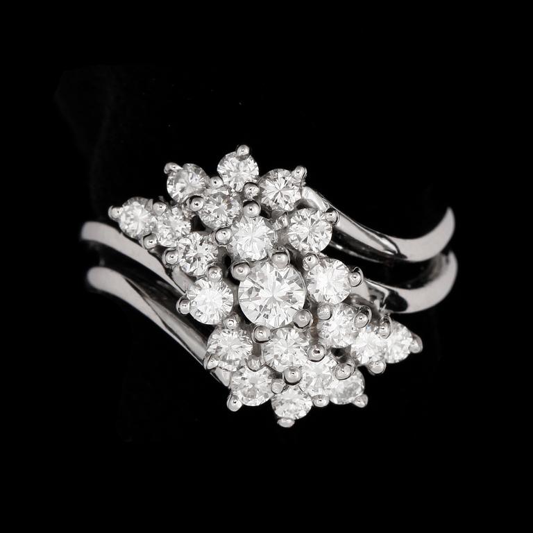 RING, 18k vitguld med briljantslipad diamanter tot ca1,25ct. 2000-tal. Vikt 6,9g.