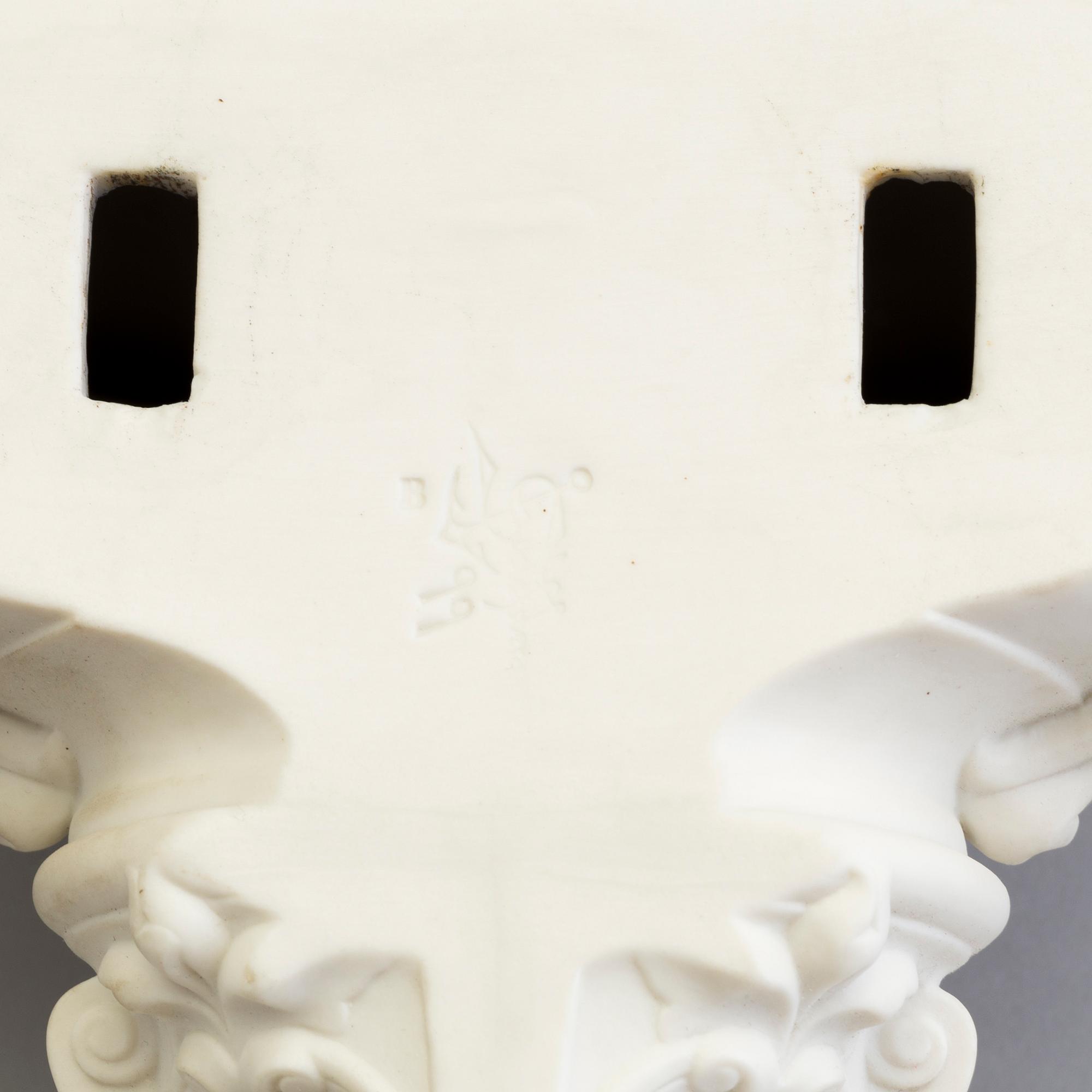 KONSOLER, tre st (2+1), parian, Gustafsberg 1899.