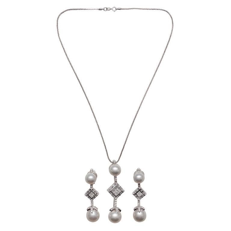 GARNITYR, hänge + örhängen. 18K vitguld. Olikaslipade diamanter ca 3.00 ct. Vikt 37,6 g.