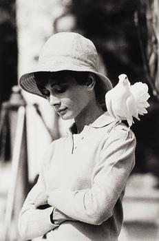 Terry O'Neill, "Audrey Hepburn with dove, St Tropez", 1967.