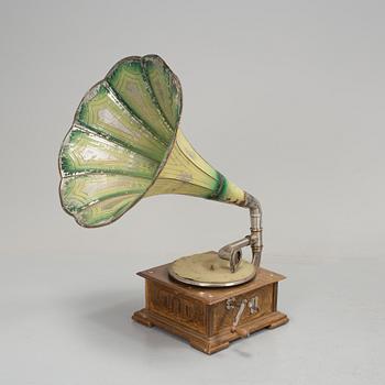 Gramophone, circa 1900.