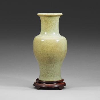 A ge glazed celadon vase, Qing dynasty (1644-1912).