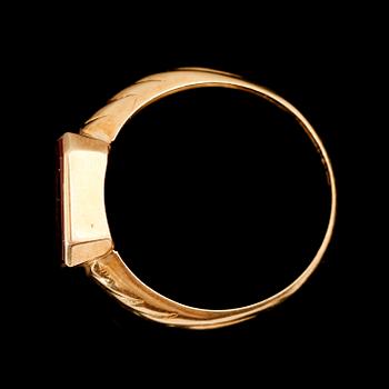RING, 18 k, guld, med carneol, GHO, 1973. Total vikt ca 5 g.