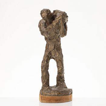 Axel Olsson, manlig gestalt med säck.