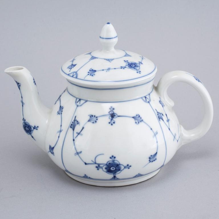 A tableware collection of 39 pcs, "Musselmalet" by Porsgrund, Norway and Royal Copenhagen, Denmark, 20th century.