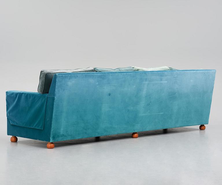 Josef Frank, a sofa model 3031, Firma Svenskt Tenn, 2018.