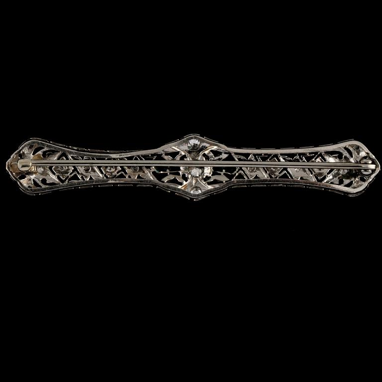 BROSCH, platina med äldre briljantslipade diamanter samt 4 fasettslipade smaragder. Vikt 7 g.