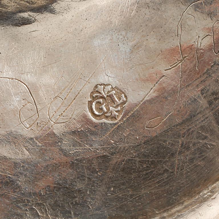 LJUSSTAKAR, ett par, Louis XV-stil, nysilver, omkring sekelskiftet 1900.