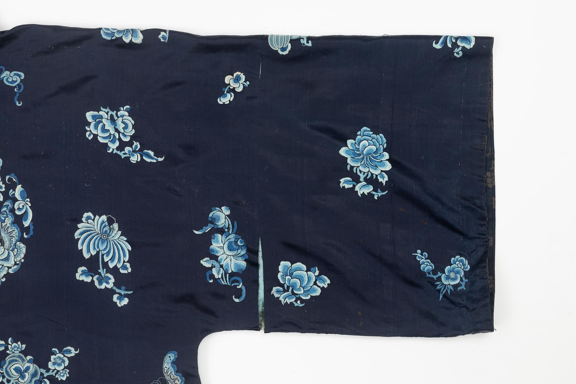 A Chinese silk robe, early 20th century.
