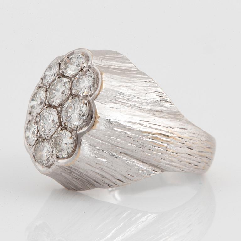 Bucherer ring 18K vitguld med runda briljantslipade diamanter total vikt ca 1.50 ct.