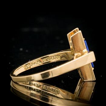 RING, 18 k guld med Lapis lazuli, Sven Haugaard, Danmark. Vikt ca 6 g.