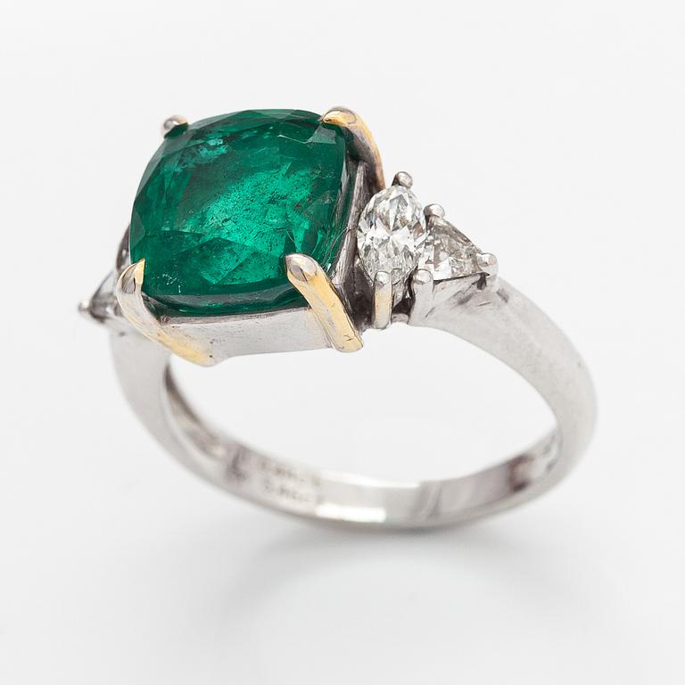 An 18K white gold ring with diamonds ca. 0.44 ct in total and an emerald ca. 5.46 ct in total. Import marked ITD, Espoo.