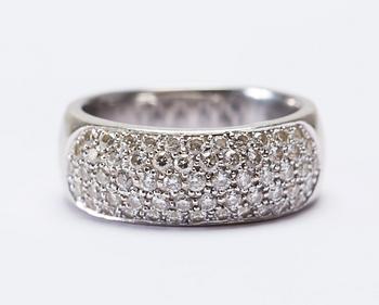 RING, 14 k vitguld med briljantslipade diamanter, totalt ca 1.00 ct. Vikt ca 9 g.