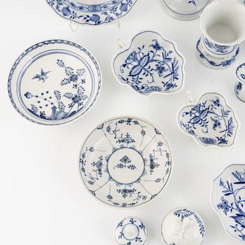 Meissen, servisdelar, porslin, ca 35 delar.  "Lökmönstret". Tyskland.